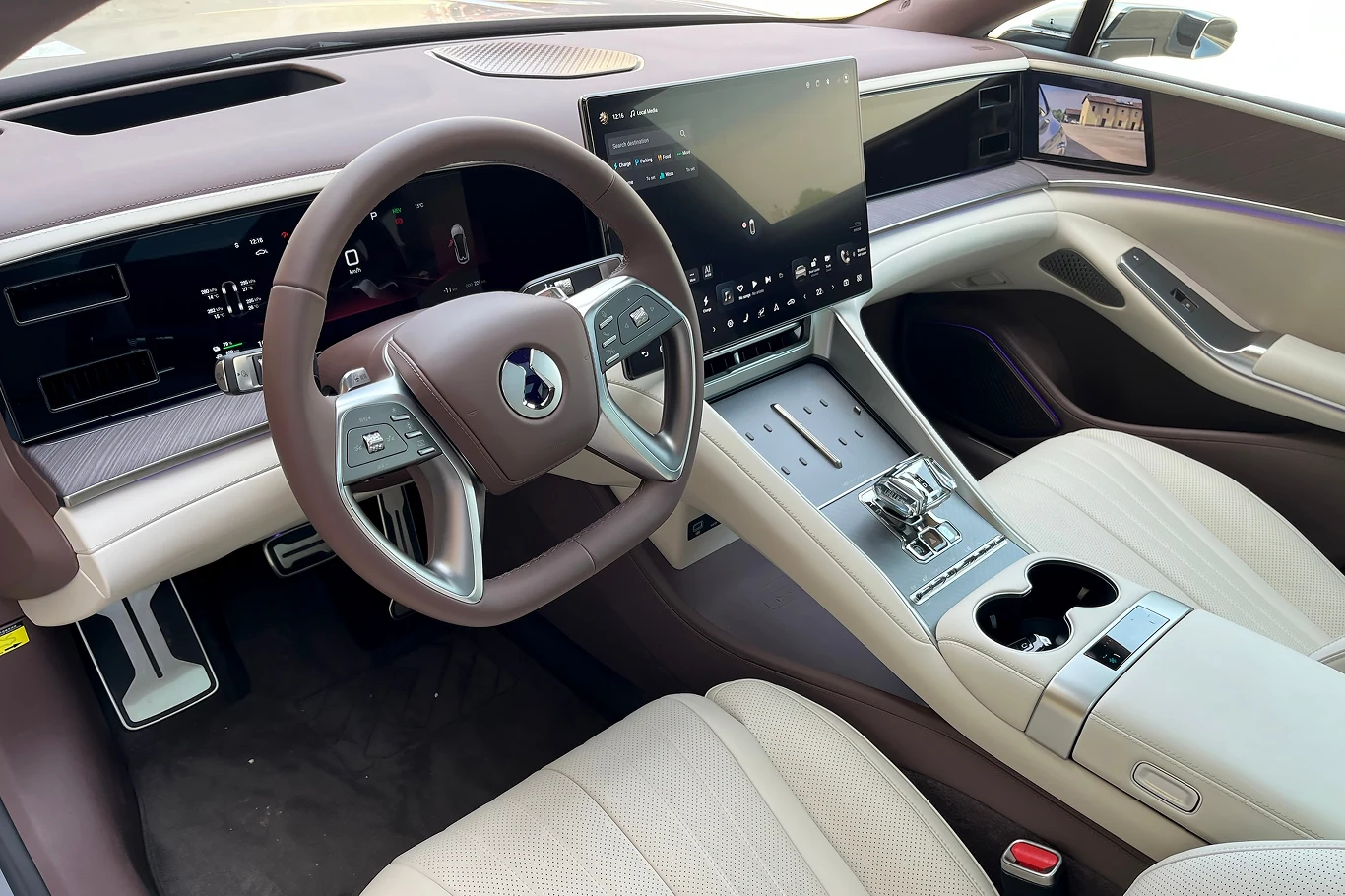 Niemal cała obsługa pojazdu opiera się na wyświetlaczach.