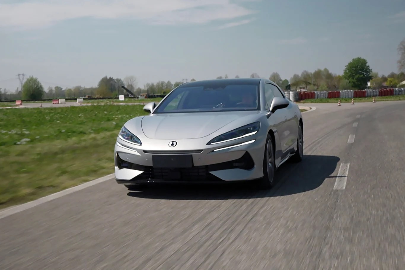 Niestety możemy podzielić się wrażeniami jedynie z modelu wyposażonego w układ hybrydowy i w specyfikacji na rynek chiński.