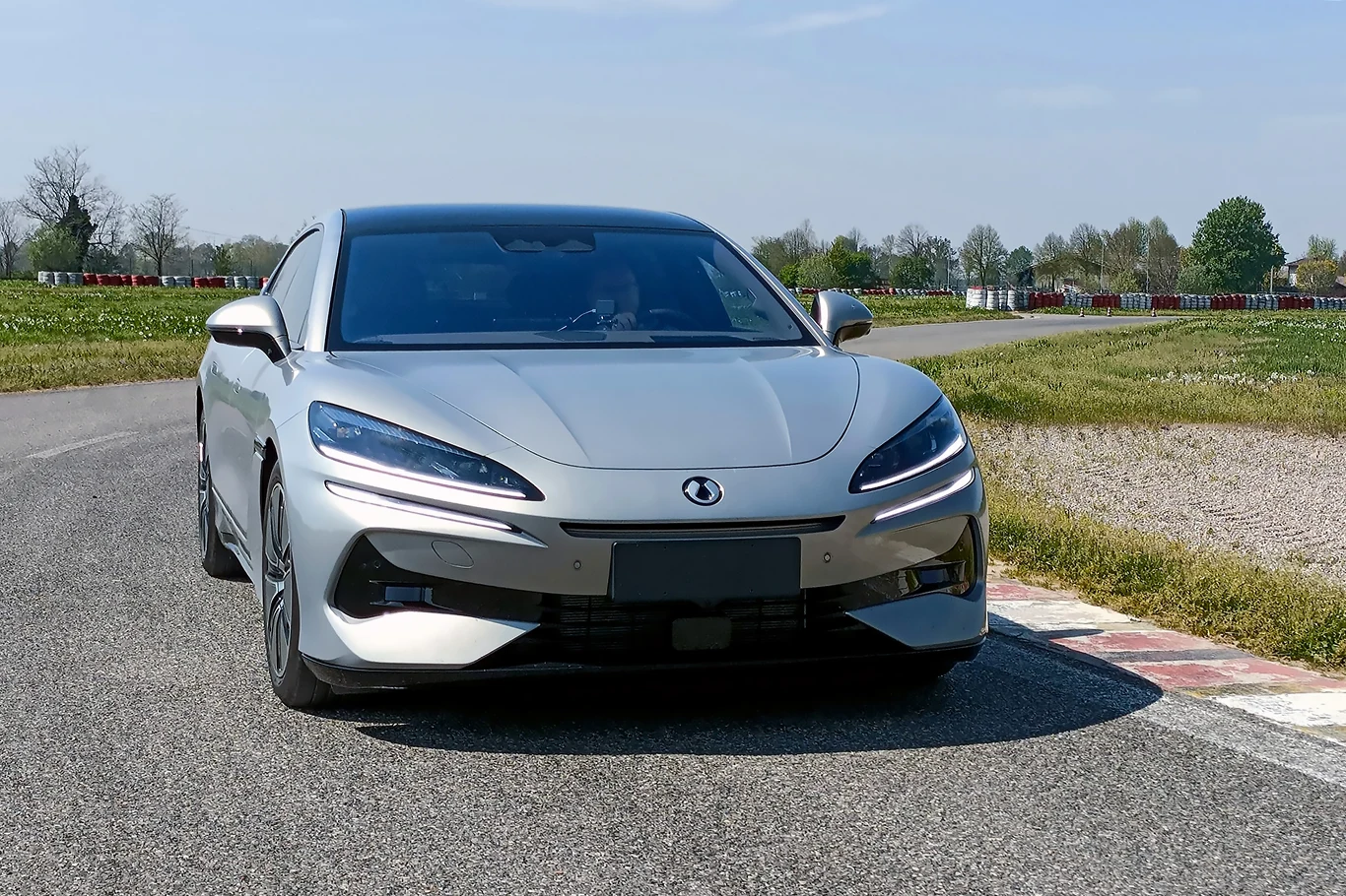 Denza Z9 GT nie zachowuje się jak auto zestrojone do szybkiej jazdy.