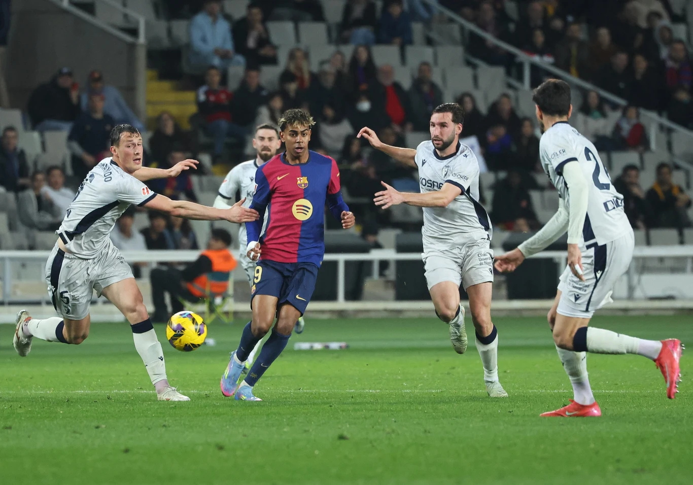 Lamine Yamal w meczu z Osasuną Lamine Yamal w meczu z Osasuną