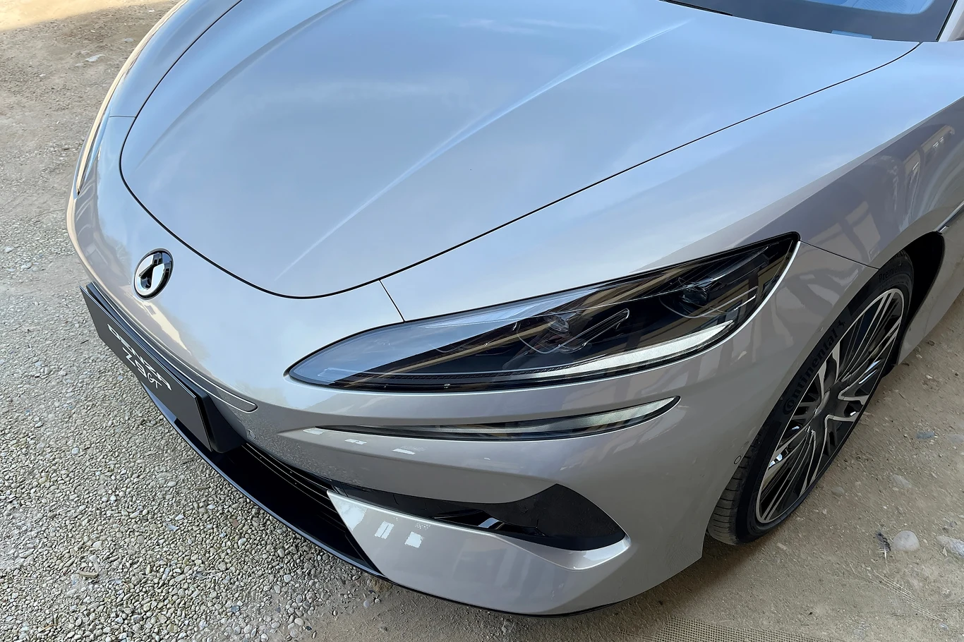 Dzielone reflektory mają być znakiem szczególnym marki Denza. Podobne rozwiązanie ma już Genesis.