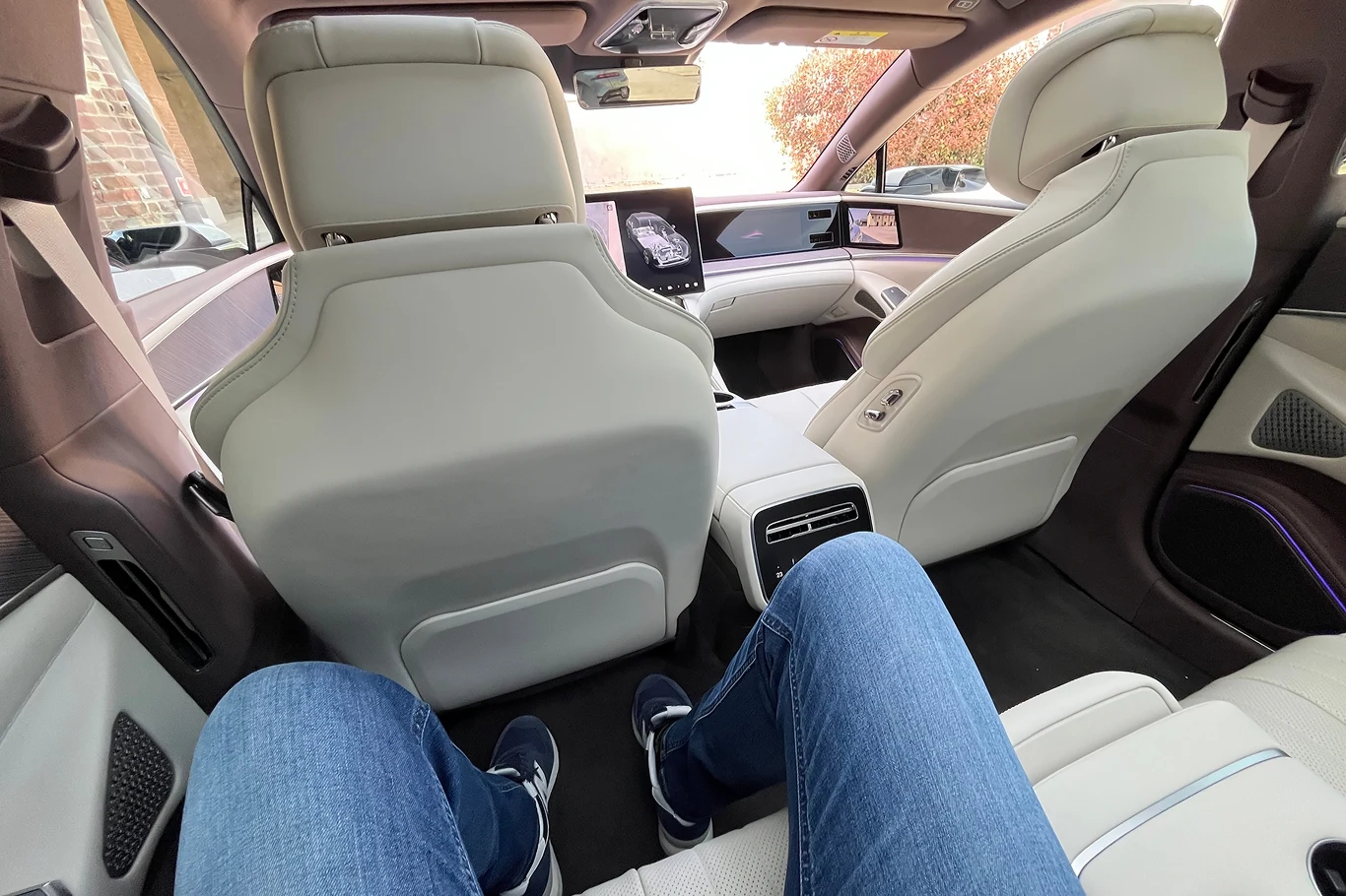 Przestrzeni z tyłu jest pod dostatkiem. Nawet jeśli masz 190 cm wzrostu.