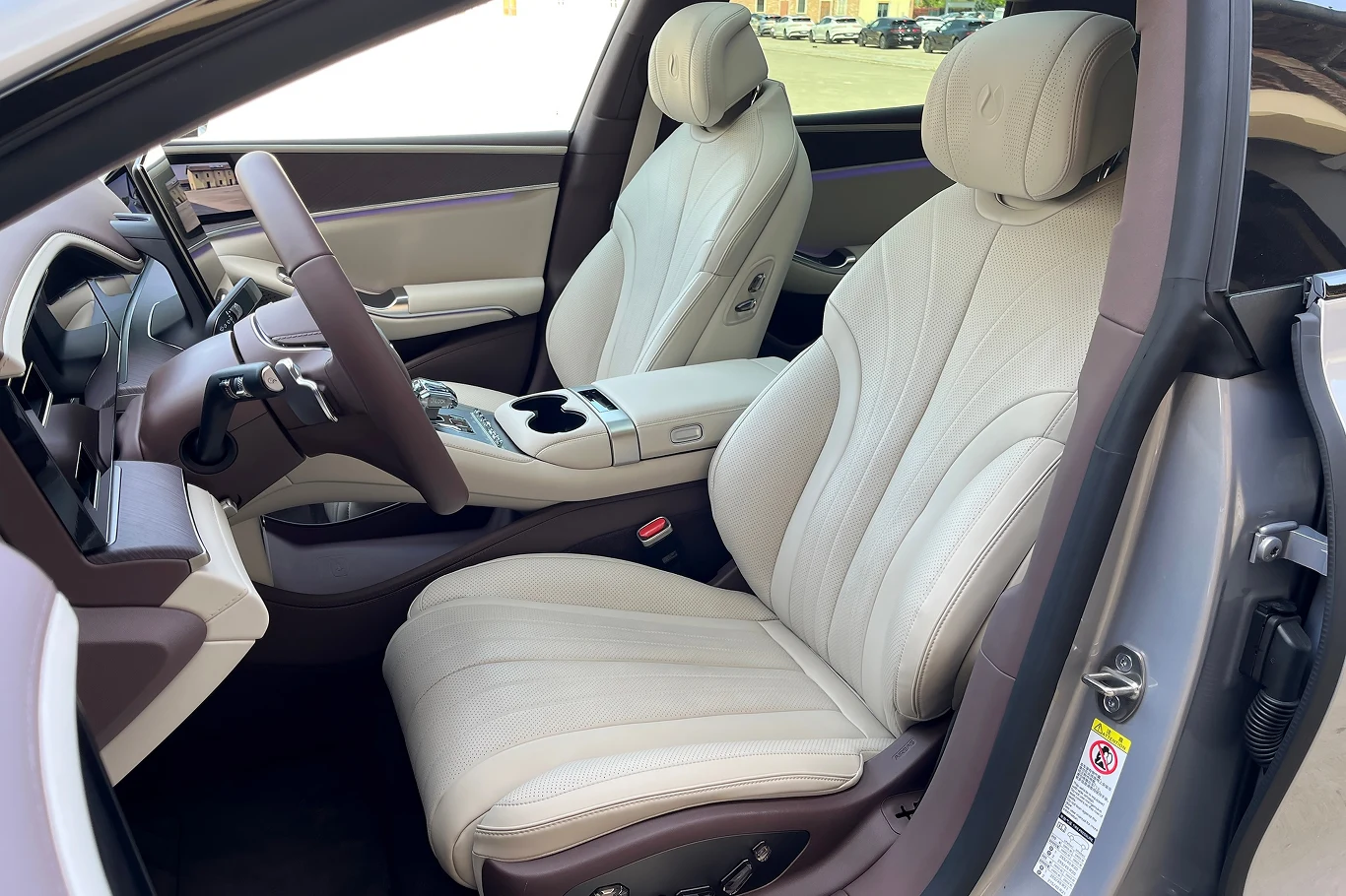 Niemal każda powierzchnia we wnętrzu została wykończona wysokiej jakości materiałami.