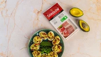 Lekka, kremowa pasta z awokado i wyrazisty smak boczku sprawiają, że trudno się im oprzeć