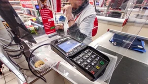 Jeśli płacisz kartą, lepiej rób to zbliżeniowo. PKO BP wyjaśnia