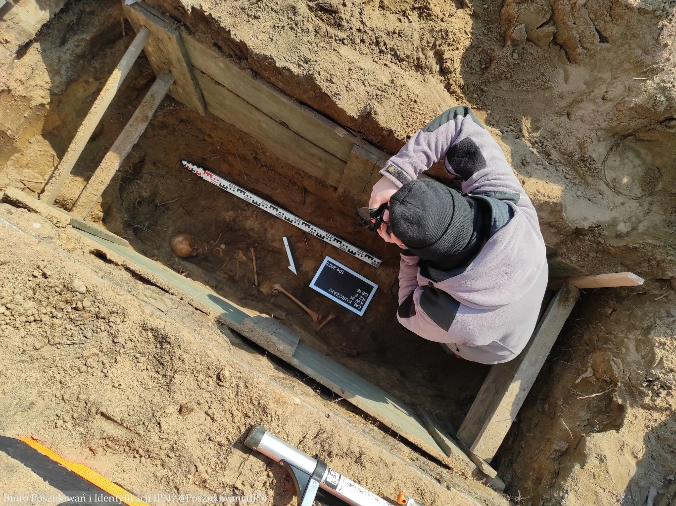 Szczątki tym razem spoczywały na dłużej głębokości, dzięki czemu zachowały się w dobrym stanie