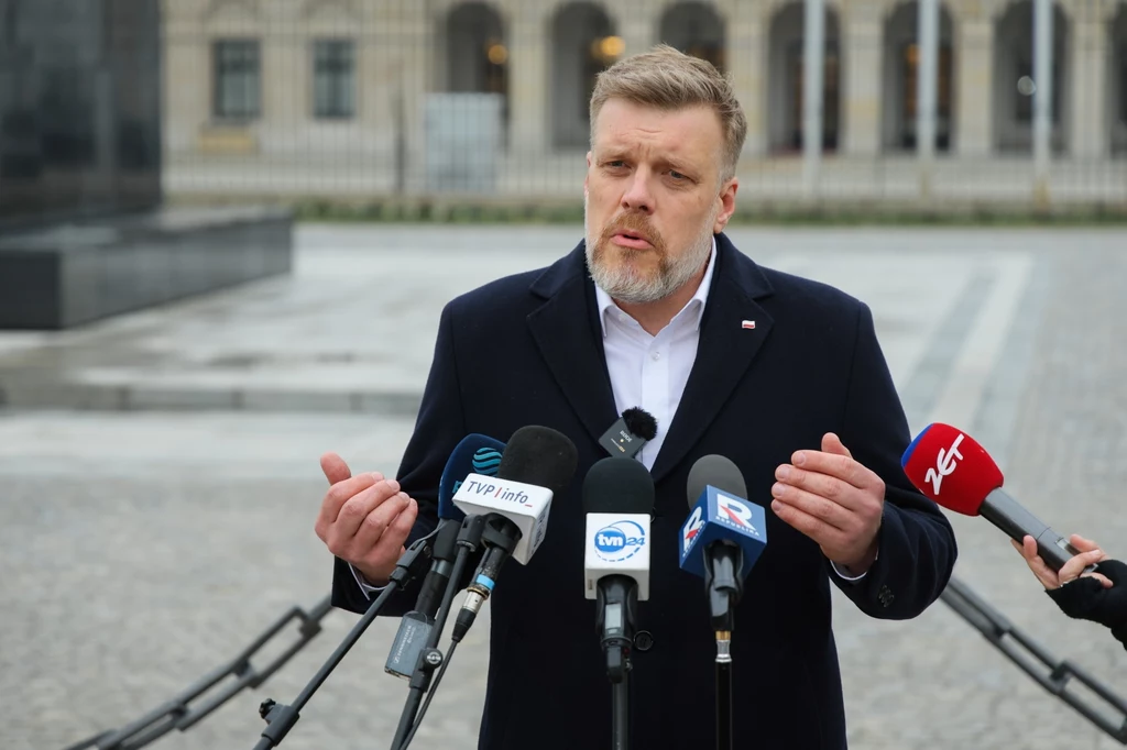 Adrian Zandberg podczas konferencji przed Pałacem Prezydenckim Adrian Zandberg podczas konferencji przed Pałacem Prezydenckim