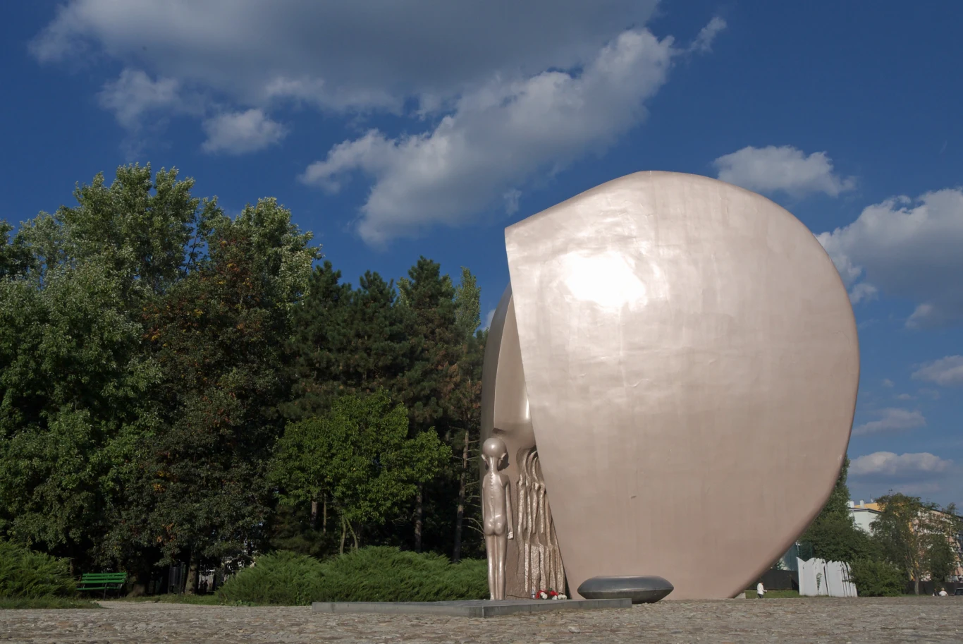 "Pęknięte serce" to pomnik w Łodzi upamiętniający dziecięce ofiary II wojny światowej