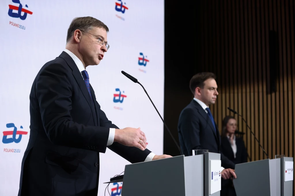 Minister Finasów Andrzej Domański (P) i Unijny komisarz do spraw gospodarki i wydajności, wdrażania i upraszczania Valdis Dombrovskis (L)
