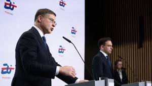 Minister Finasów Andrzej Domański (P) i Unijny komisarz do spraw gospodarki i wydajności, wdrażania i upraszczania Valdis Dombrovskis (L)