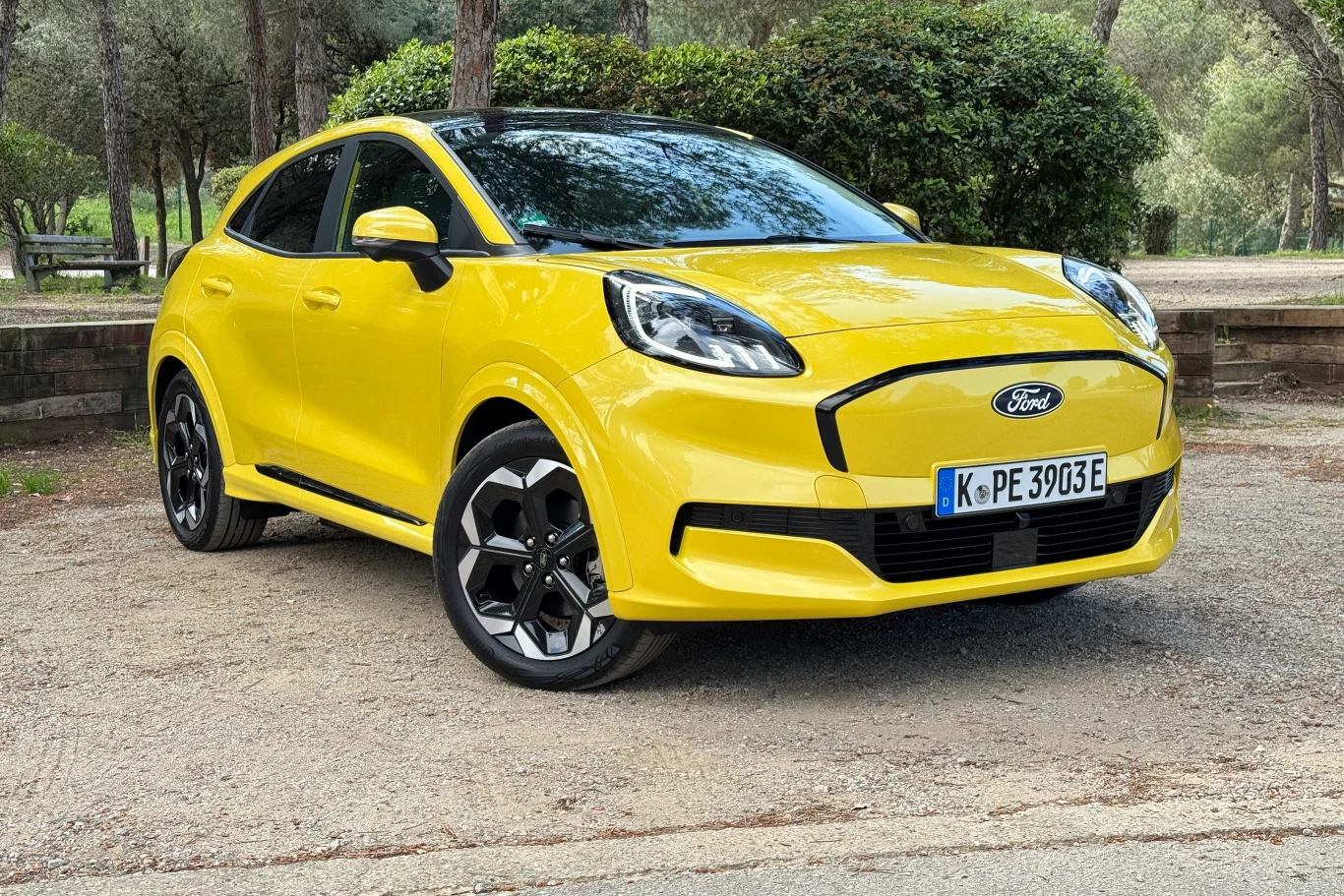 Elektryczna Puma, w przeciwieństwie do spalinowej, nie posiada tzw. grilla Elektryczna Puma, w przeciwieństwie do spalinowej, nie posiada tzw. grilla