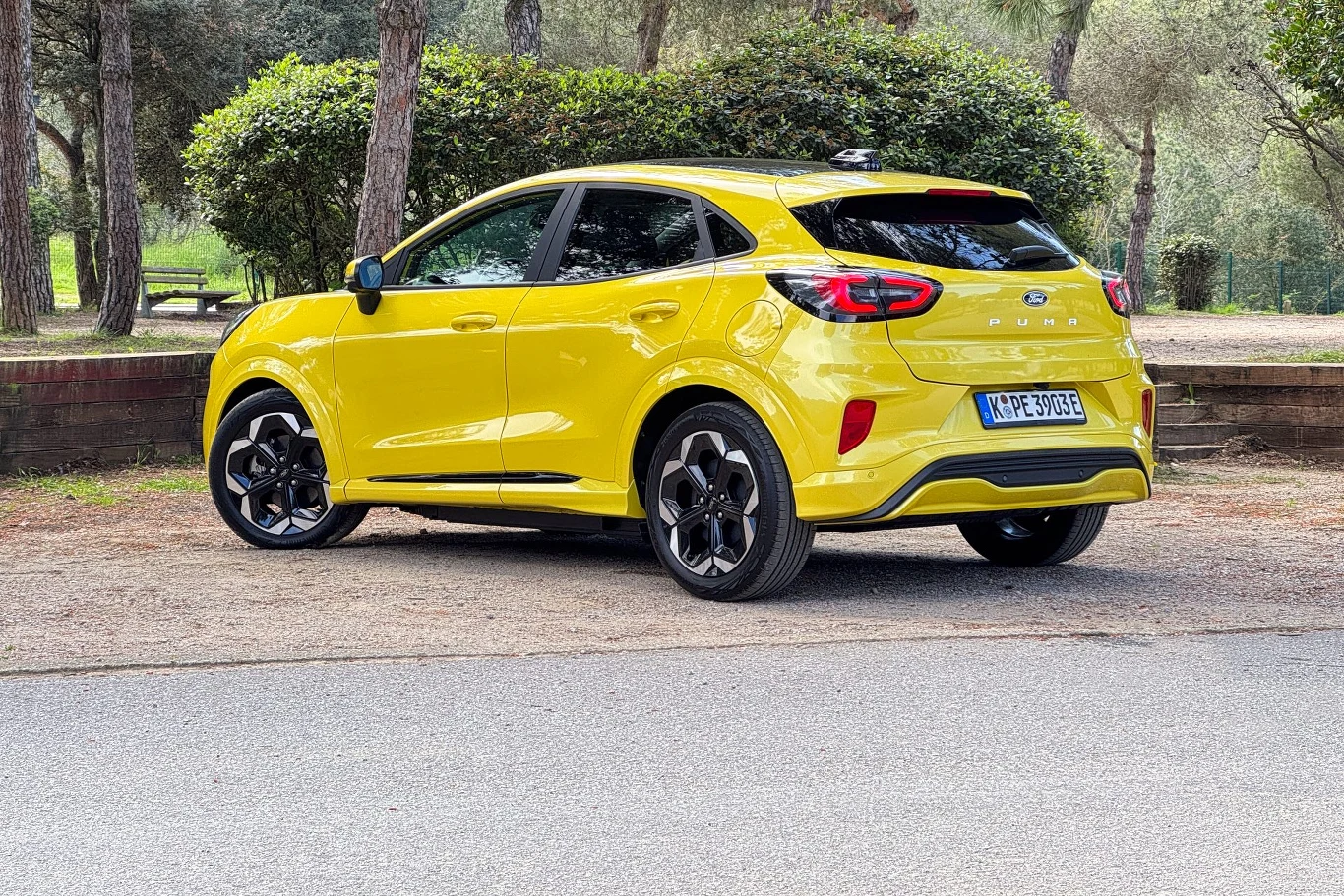 Z tyłu elektryczna Puma Gen-E wygląda tak samo jak spalinowa Z tyłu elektryczna Puma Gen-E wygląda tak samo jak spalinowa