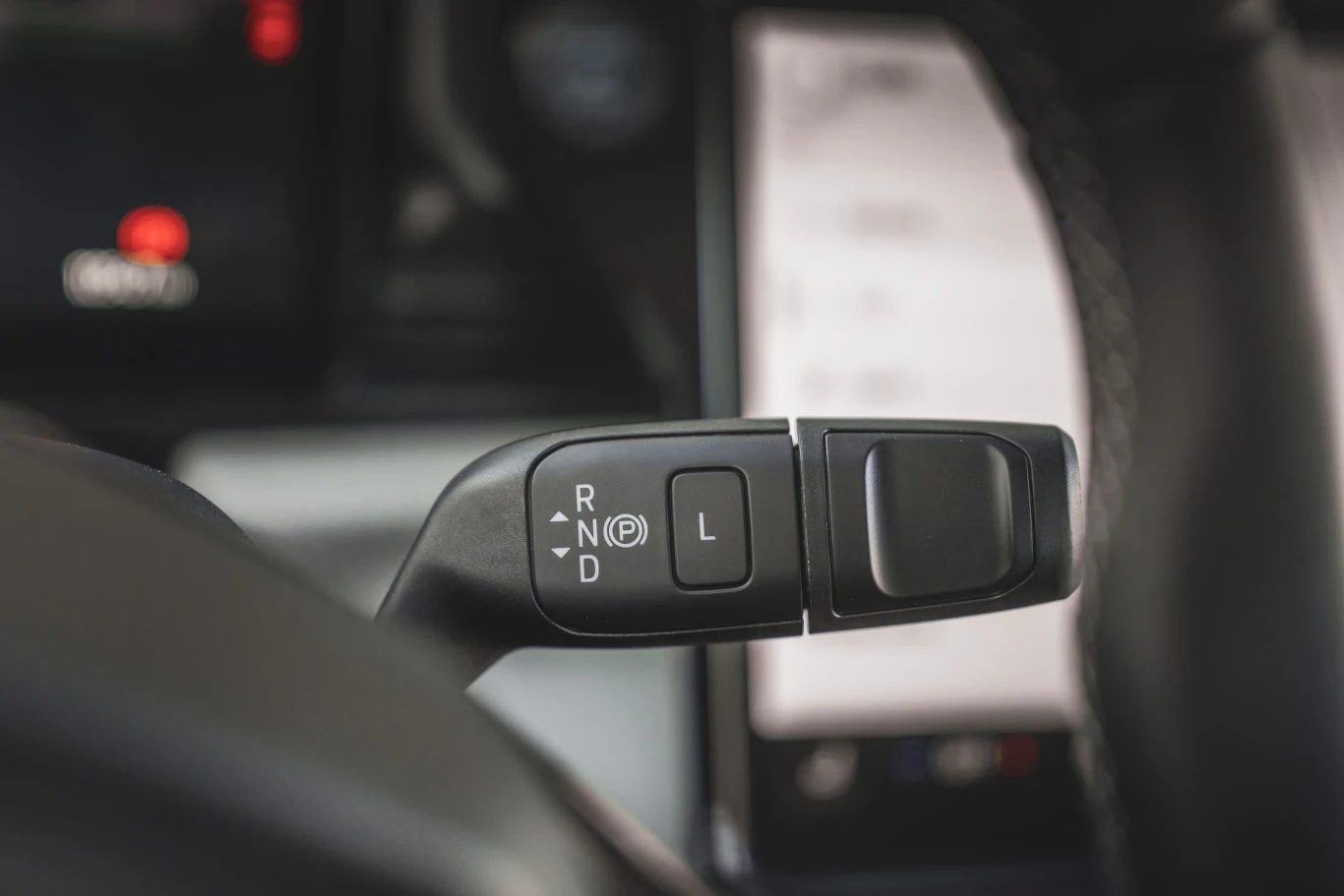 Dźwignia wyboru kierunku jazdy w Pumie Gen-E trafiła za kierownicę Dźwignia wyboru kierunku jazdy w Pumie Gen-E trafiła za kierownicę