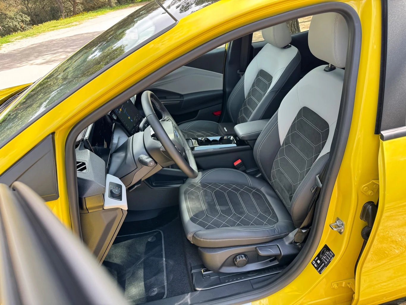 Choć to crossover, za kierownicą można usiąść zaskakująco nisko Wnętrze Forda Pumy