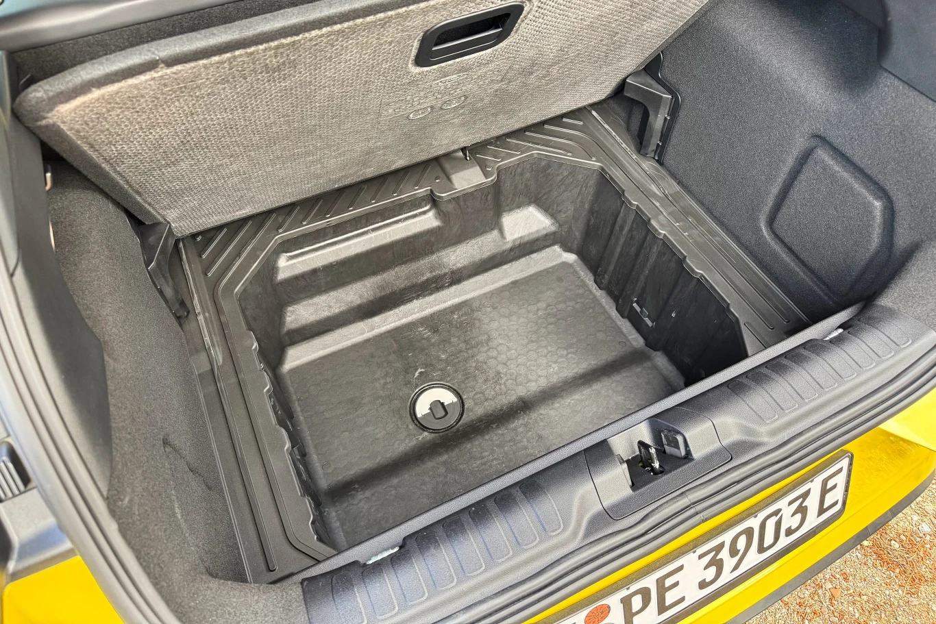 Pod podłogą bagażnika elektrycznej Pumy znajduje się GigaBox - 145-litrowa wanna Pod podłogą bagażnika elektrycznej Pumy znajduje się GigaBox - 145-litrowa wanna