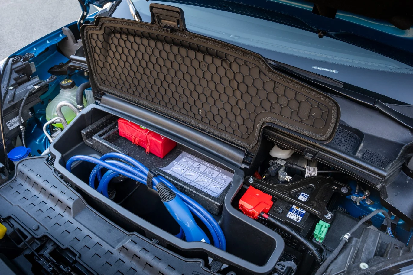 Puma Gen-E posiada frunk - jest gdzie schować kabel do ładowania, czy zestaw naprawczy do kół Puma Gen-E posiada frunk - jest gdzie schować kabel do ładowania, czy zestaw naprawczy do kół