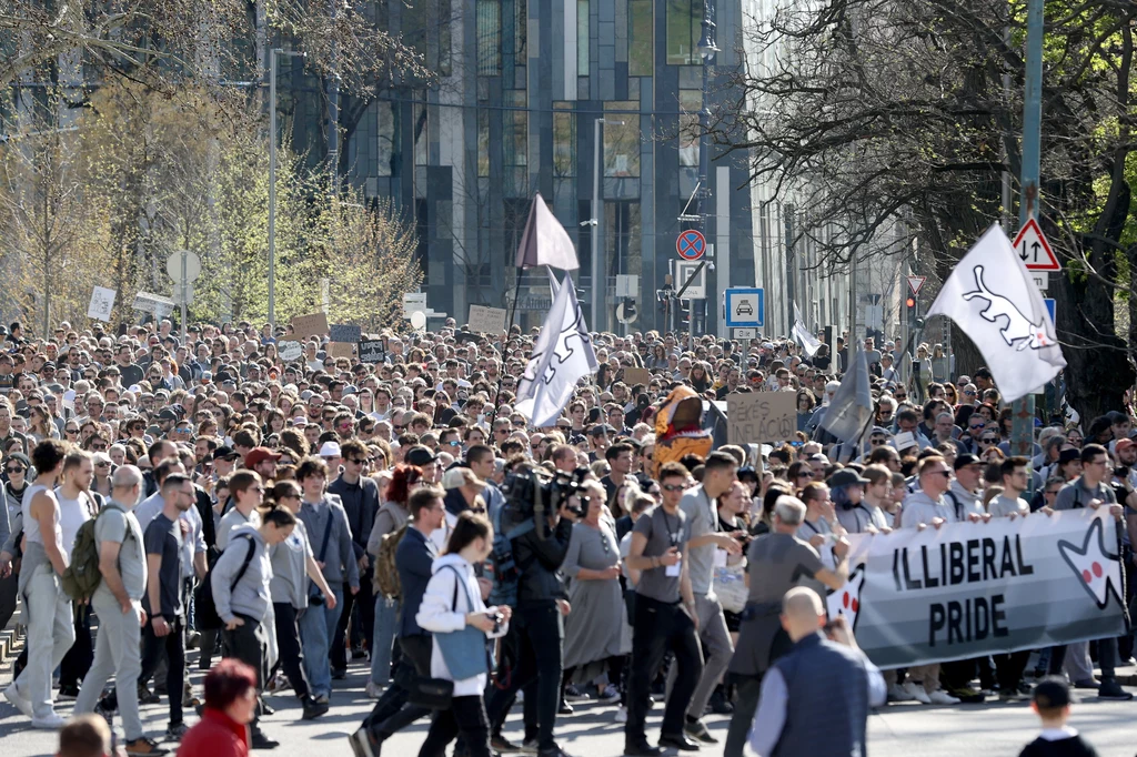Manifestanci w Budapeszcie drwili z ustawy zakazującej Parady Równości Manifestanci w Budapeszcie drwili z ustawy zakazującej Parady Równości