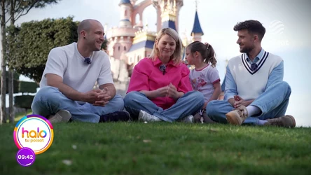 Olek Sikora w paryskim Disneylandzie z rodziną aktorki, która była głosem Vaiany