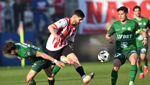 Petr Schwarz (z prawej strony, z opaską kapitańską) w meczu z Cracovią