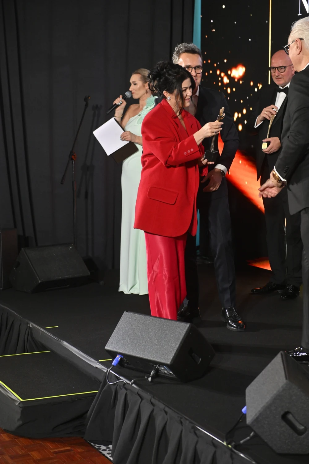 Kasia Cichopek i Maciej Kurzajewski odbierają statuetkę