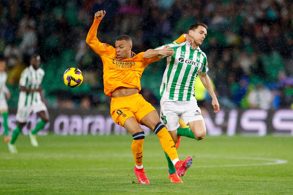 Diego Llorente w starciu z Kylianem Mbappe