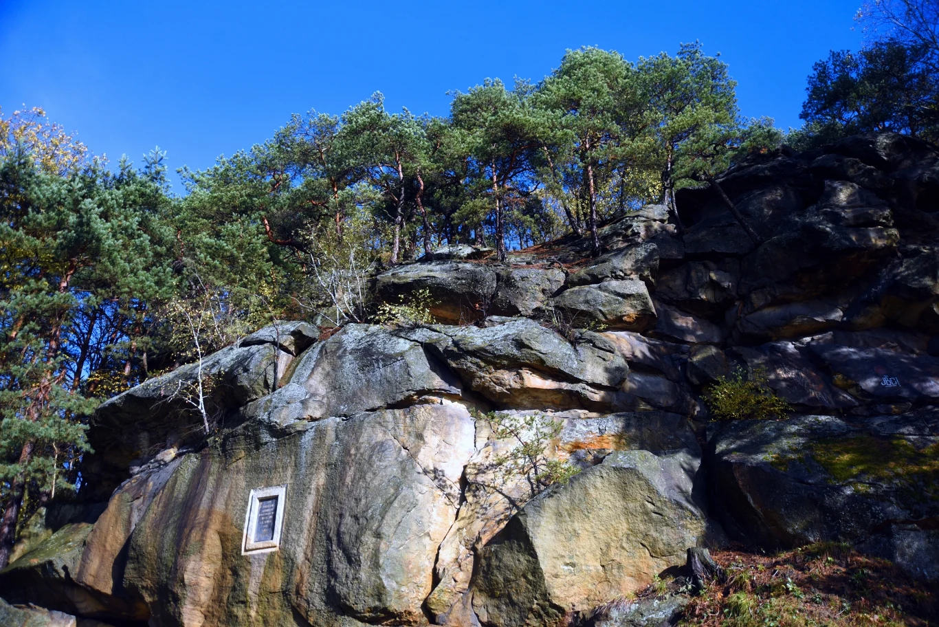 Wąwóz Czarownic mieści się tuż obok Skamieniałego Miasta, które pełne jest naturalnych rzeźb skalnych. 