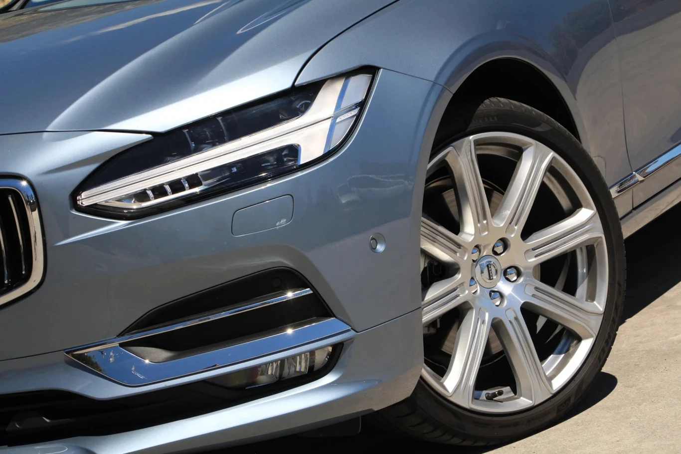Volvo S90 znika z salonów. Szwedzki producent ofiarą wojny celnej