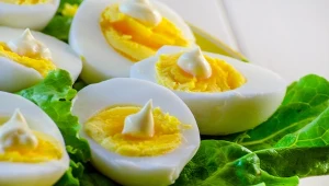 Jeśli zależy ci na tym, by jajka były jak najzdrowsze, warto postawić na takie sposoby przygotowania, które maksymalnie zachowują ich wartości odżywcze