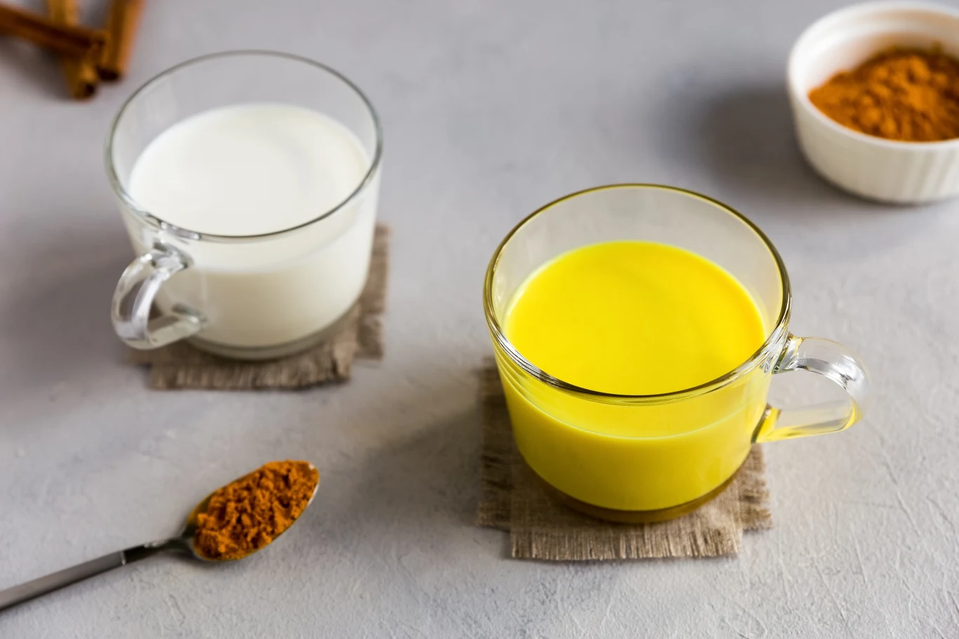 Złote mleko w szklance