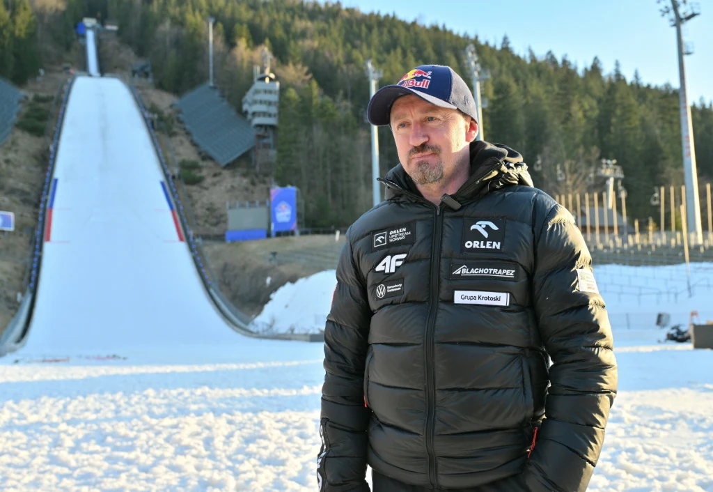 Adam Małysz na tle Wielkiej Krokwi