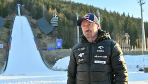 Adam Małysz na tle Wielkiej Krokwi