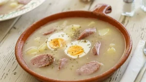 W zakwasie na żurek warto postawić na nietypowe dodatki, które zawierają składniki wspierające pracę jelit i odporność