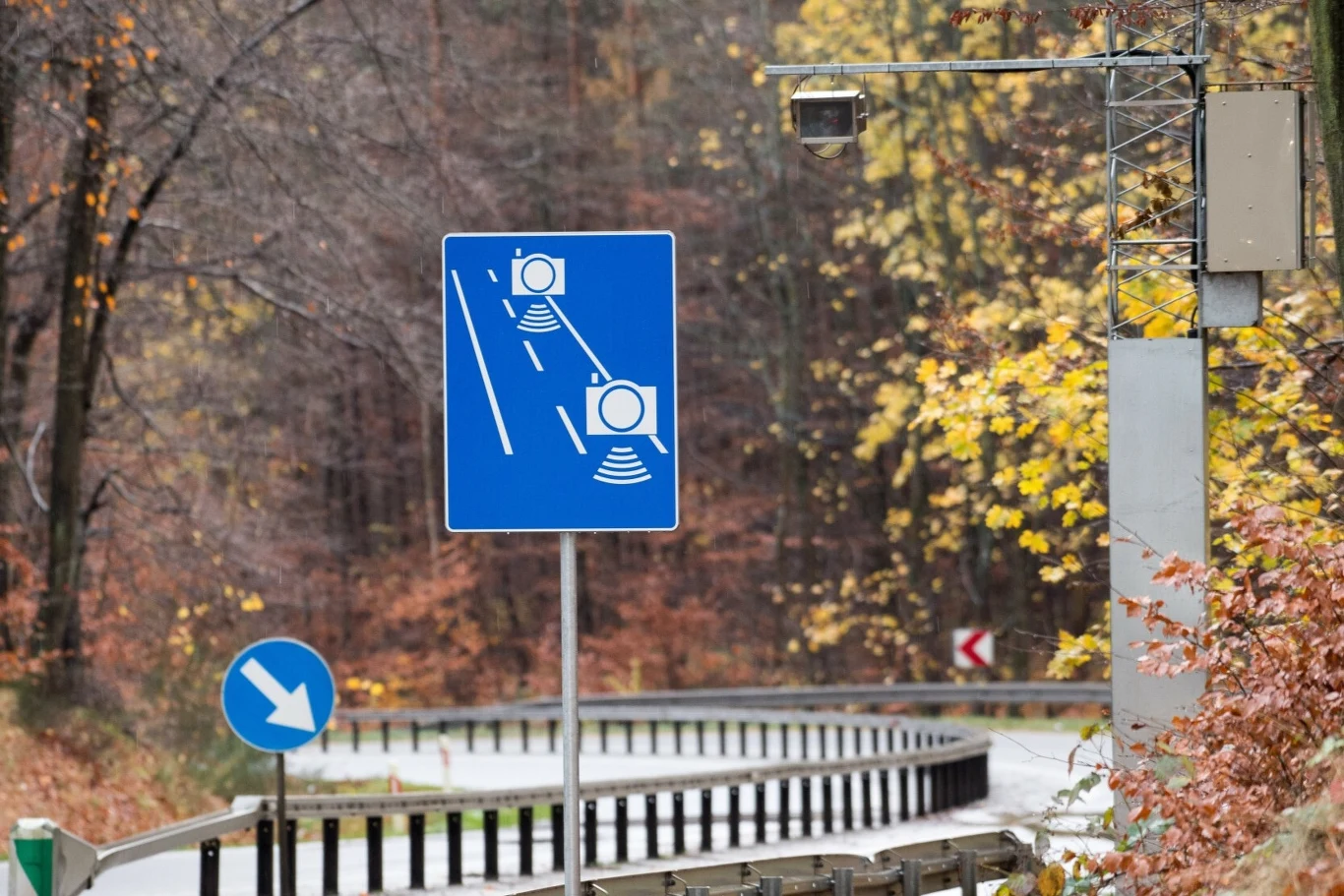 Tolerancja 10 km/h powyżej ograniczenia działa również w przypadku odcinkowych pomiarów prędkości.