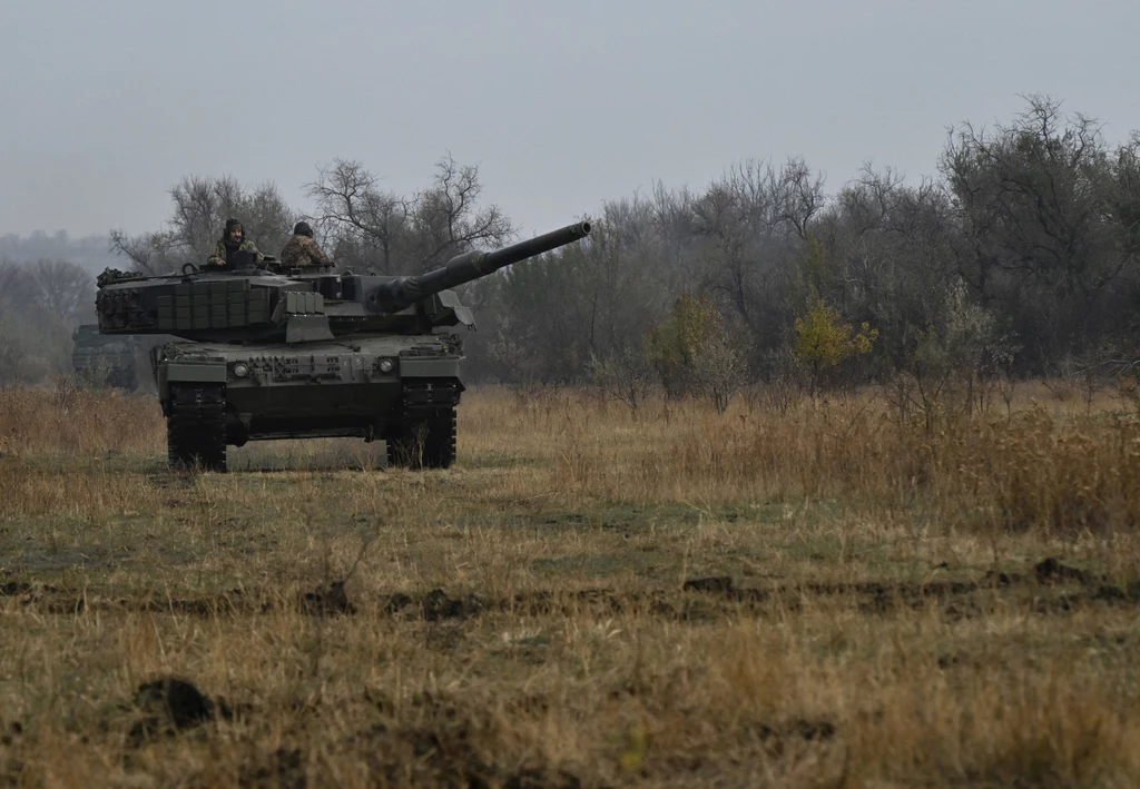 Ukraińscy żołnierze na czołgu Leopard Ukraińscy żołnierze na czołgu Leopard