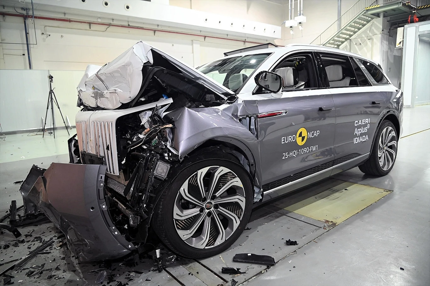 Hongqi E-HS9 po zderzeniu czołowym. Auto otrzymało maksymalny wynik 5 gwiazdek w testach EuroNCAP / fot. EuroNCAP