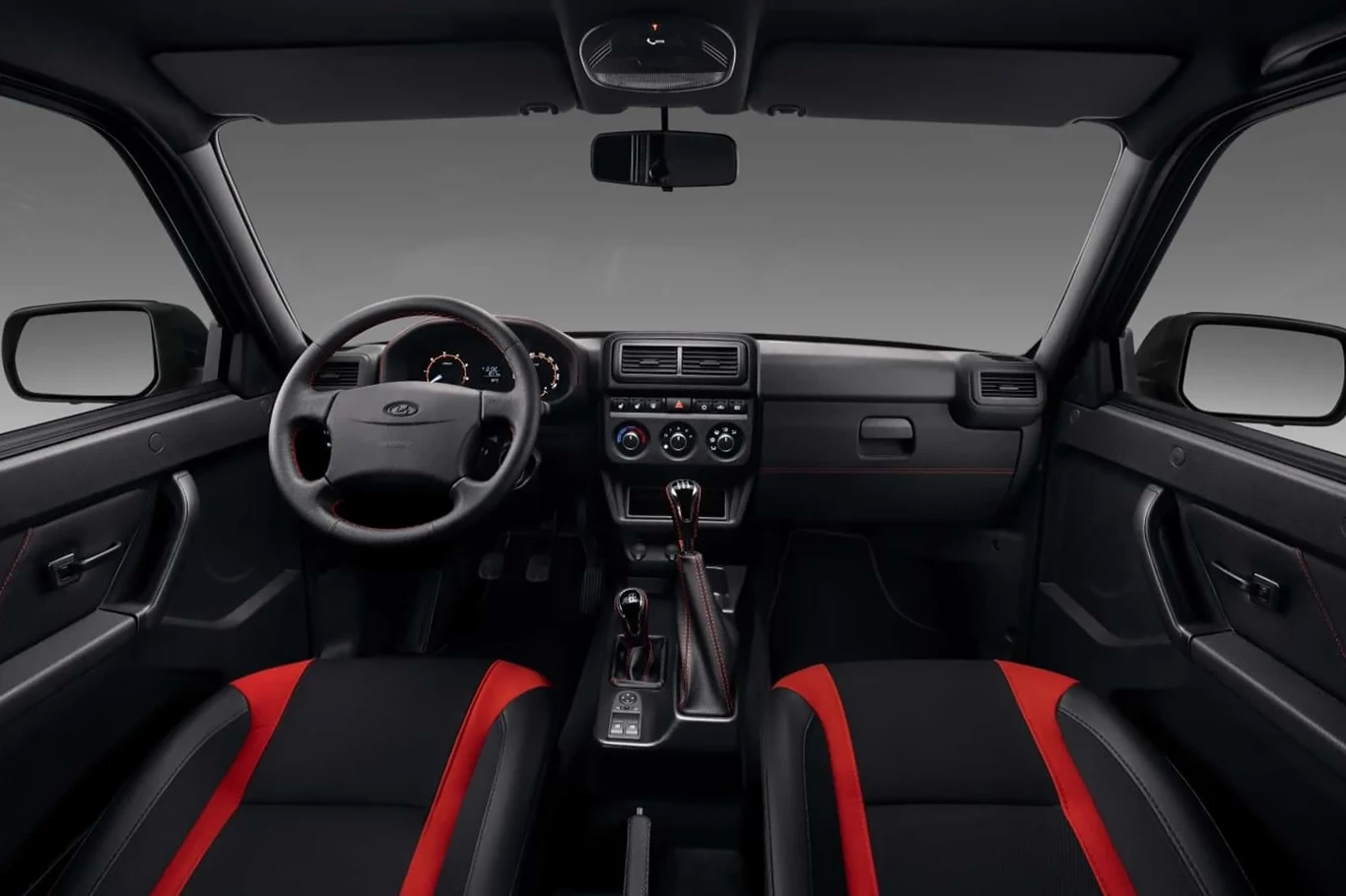 W kabinie pojawił się nowy, "sportowy" wzór tapicerki foteli oraz kierownica obszyta skórą