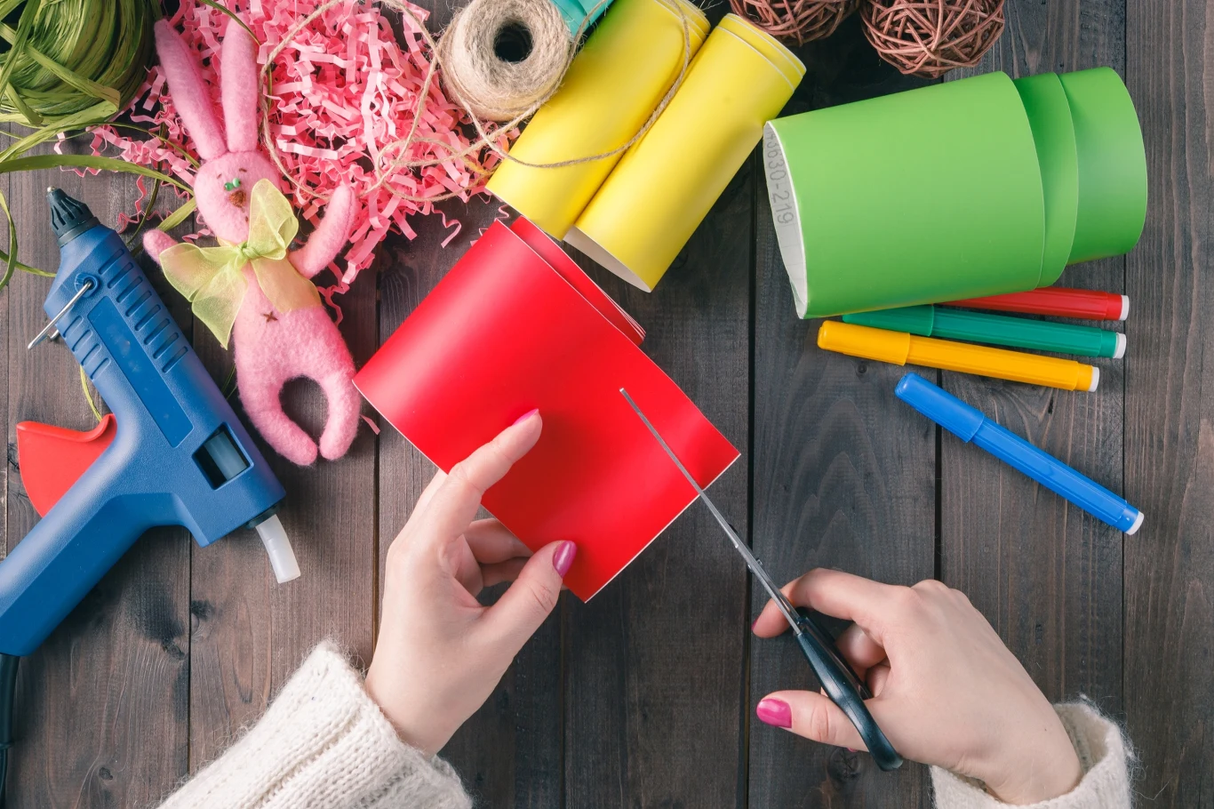 Z rolek po papierze można zrobić dekoracje wielkanocne. 