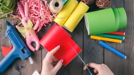 Z rolek po papierze można zrobić dekoracje wielkanocne. 