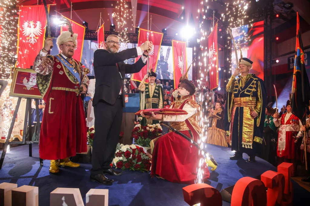 Grzegorz Braun otrzymał symboliczny "szczerbiec" Grzegorz Braun otrzymał symboliczny "szczerbiec"