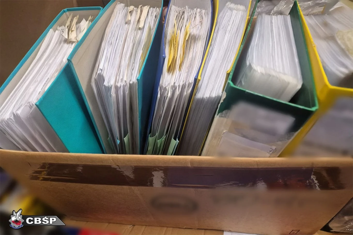 Członkowie grupy przestępczej fałszowali dokumenty, aby uwiarygodnić historię stłuczek.