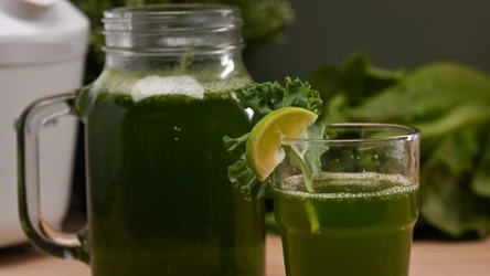 Sok z pokrzywy wykazuje działanie przeciwzapalne, pomocne w dolegliwościach stawowych.