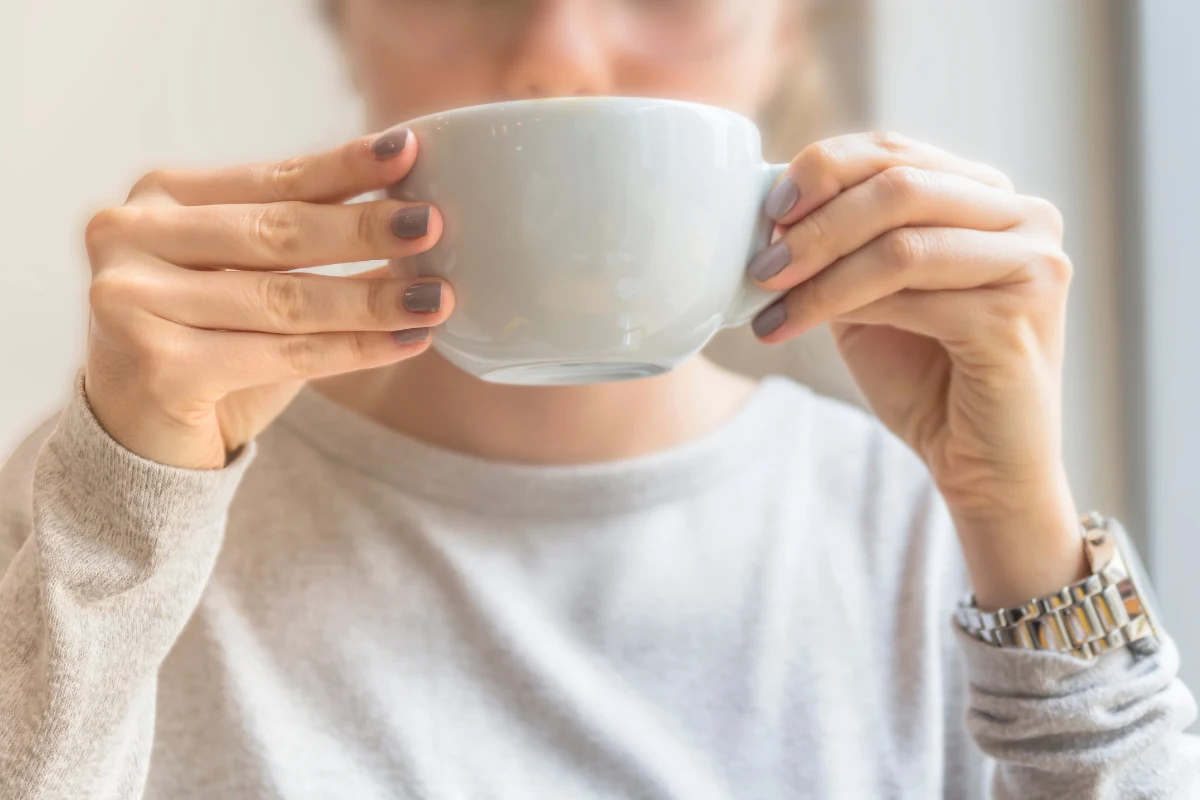 Drżenia rąk spowodowane nadmiarem kawy ustępują po kilkunastu minutach Drżenia rąk spowodowane nadmiarem kawy ustępują po kilkunastu minutach