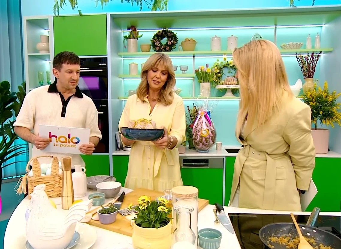 Pieczenie powinno trwać ok. 1,5 godziny. Co 15 minut ostrożnie obracamy kurczaka, by opiekł się równomiernie