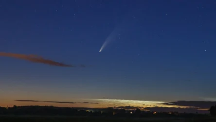 Zdjęcie poglądowe. Kometa i chmury srebrzyste