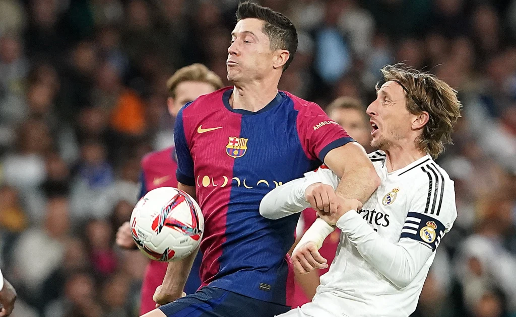 Luka Modrić w walce o piłkę z Robertem Lewandowskim Luka Modrić w walce o piłkę z Robertem Lewandowskim