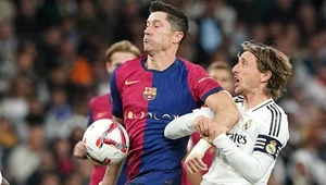 Luka Modrić w walce o piłkę z Robertem Lewandowskim