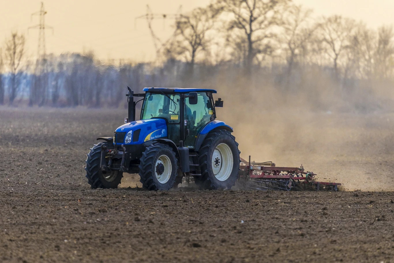 Ile wynosi najwyższa rolnicza emerytura w kraju? Ciągnik wykonuje prace rolnicze na polu