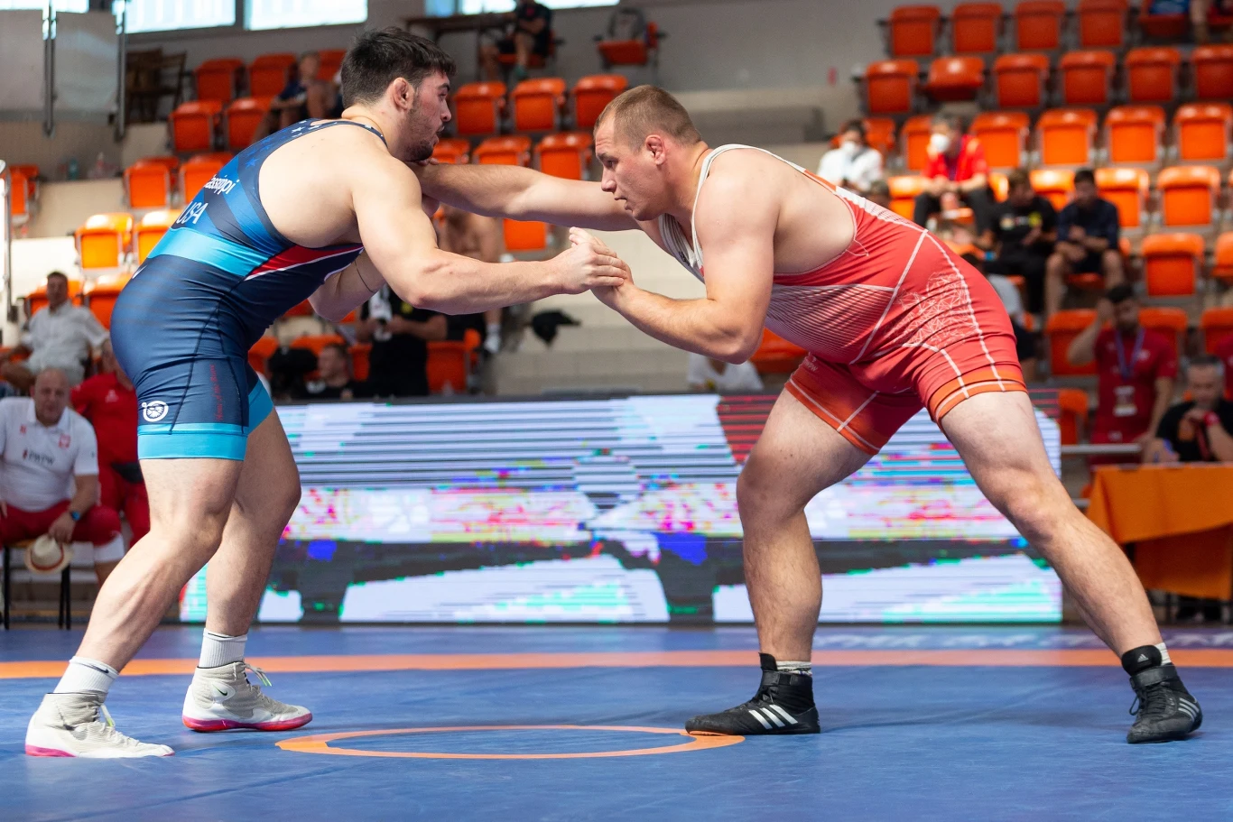 Kamil Kościłek (czerwony strój)