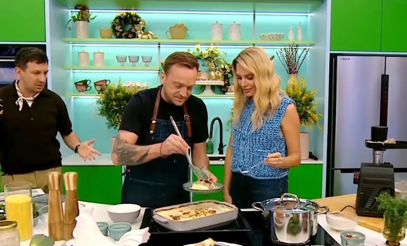 Kiedy emulsja będzie gotowa, dodajemy pokrojoną kiełbasę i jajka