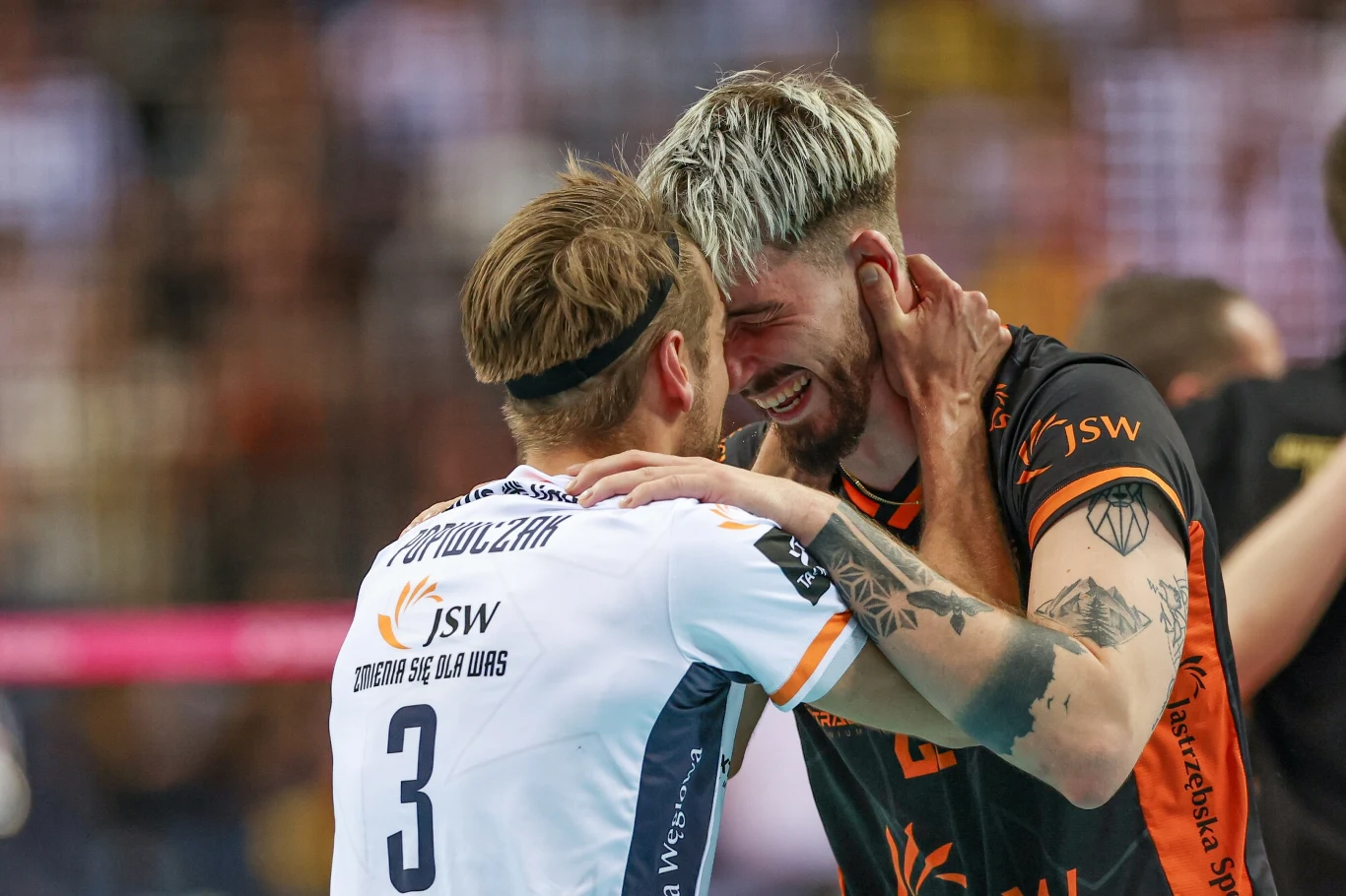 Jakub Popiwczak w uścisku z Tomaszem Fornalem. Dla obu to "last dance" w JSW Jastrzębskim Węglu